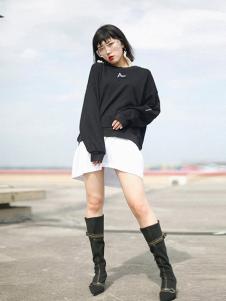 相毅女装黑色字母T恤