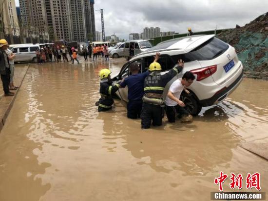 昆明连日暴雨引发城市内涝 多处交通中断