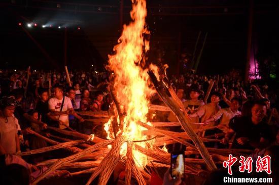 云南昆明火把点燃“东方狂欢节”