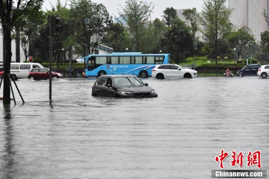 成都暴雨致城区部分道路积水“成河”