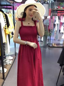美丽哲学红色连衣裙