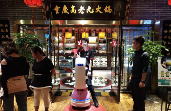 揭秘：餐饮巨鳄拓展新版图野心勃勃，擎朗机器人服务员曝光工作