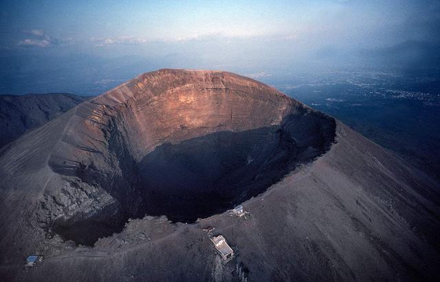 欧洲大陆上唯一的活火山维苏威火山，曾经造成庞贝古城的毁灭地球