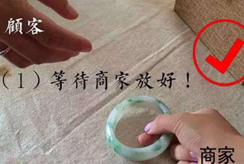 试戴手镯摔碎吓晕，挑选翡翠手镯时如何掌握正确姿势