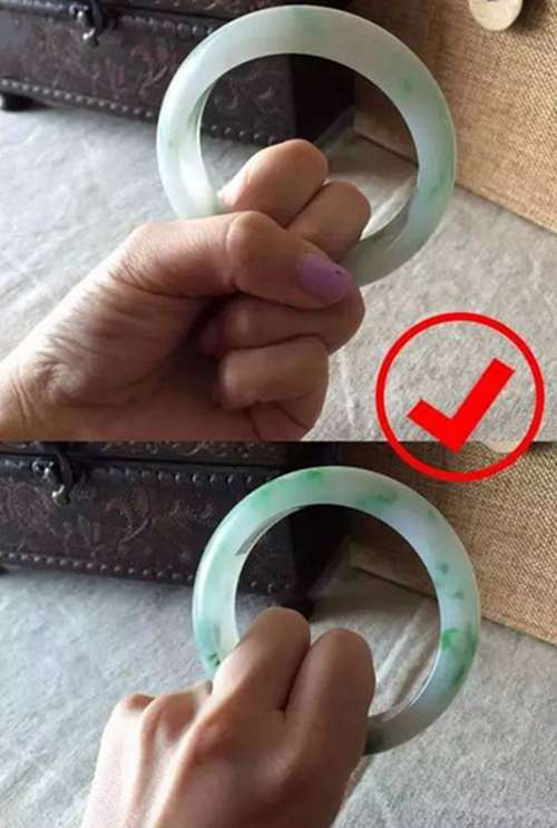 试戴手镯摔碎吓晕，挑选翡翠手镯时如何掌握正确姿势