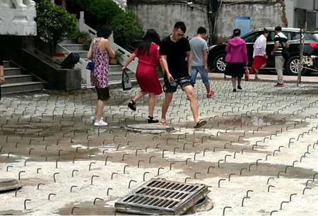 郑州一大厦门前密布钢钩阵 行人经过小心翼翼
