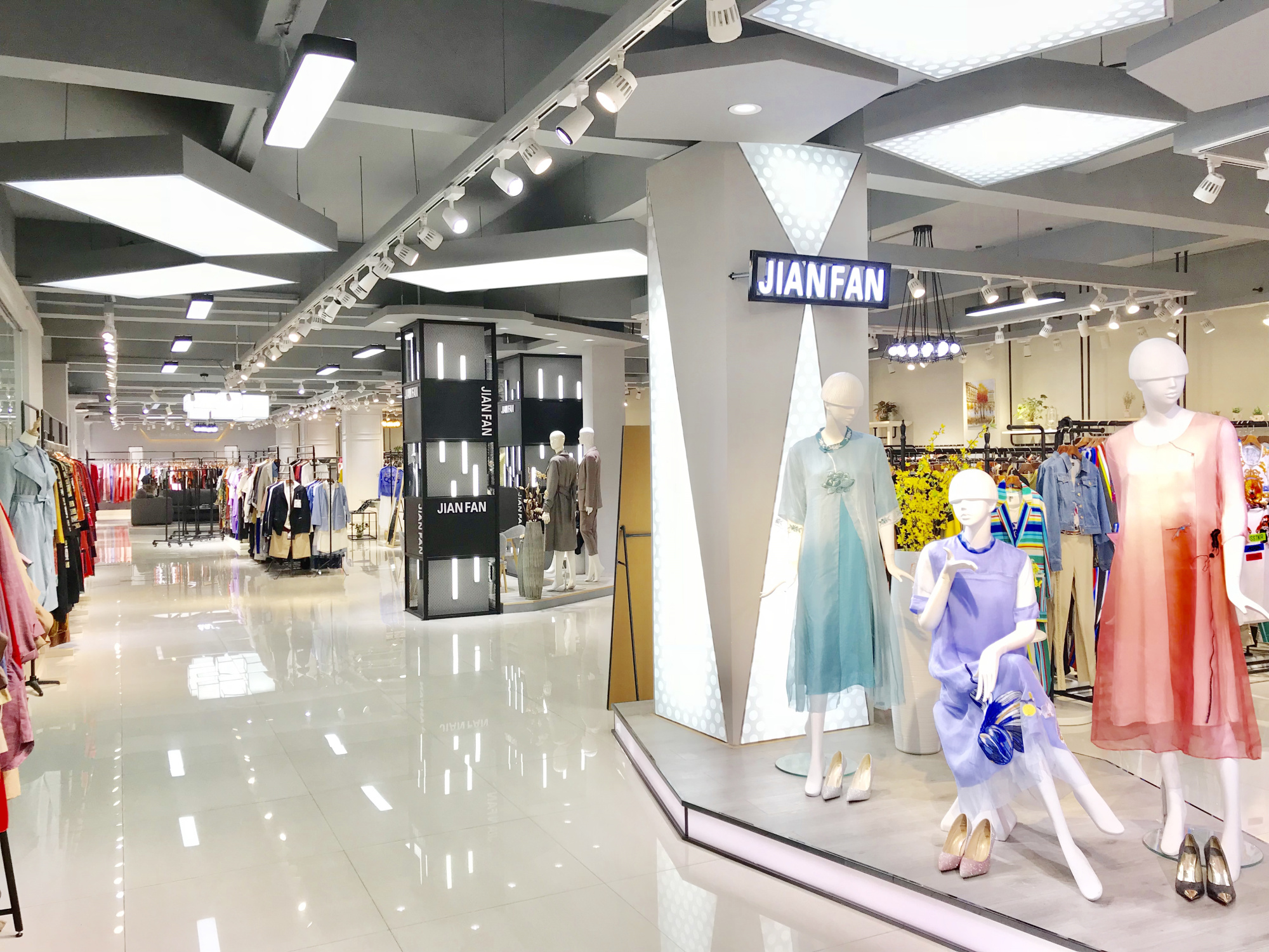 厂家直销时尚连衣裙品牌折扣女装尾货批发市场一手货源