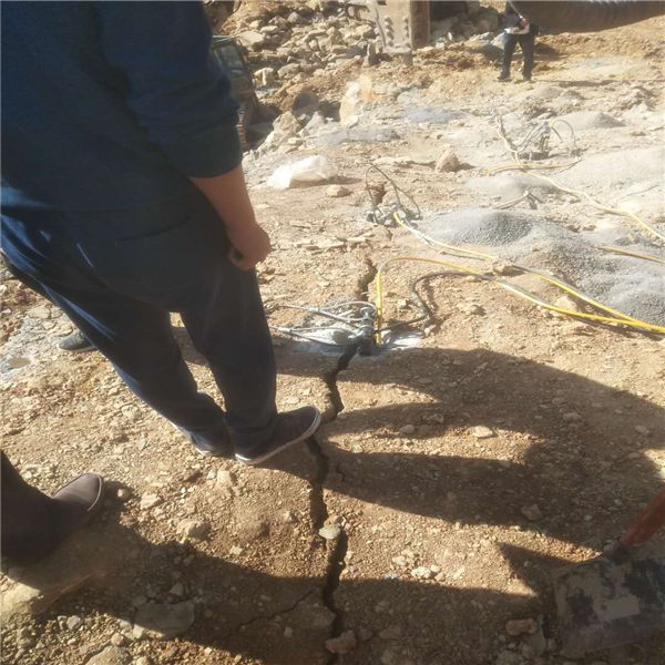 甘肃大型的配合挖机用的开山设备产量怎么样800方